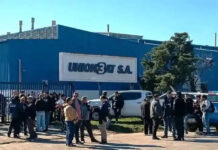 Despidos en Unionbat: los trabajadores esperan una audiencia mientras continúa el acampe