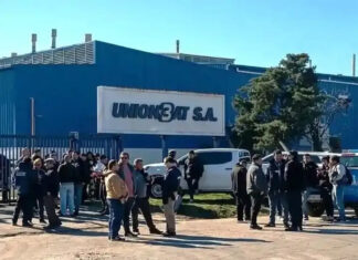 Despidos en Unionbat: los trabajadores esperan una audiencia mientras continúa el acampe