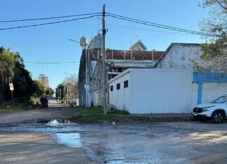 Reclamo vecinal. Una pérdida de agua persiste desde hace meses en Belgrano y Spiro
