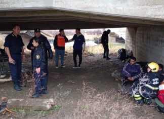 Un micro cayó de un puente en la Ruta 7: hay heridos y buscan a uno de los choferes
