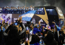 La Selección argentina regresó al país y fue recibida por una multitud en Ezeiza