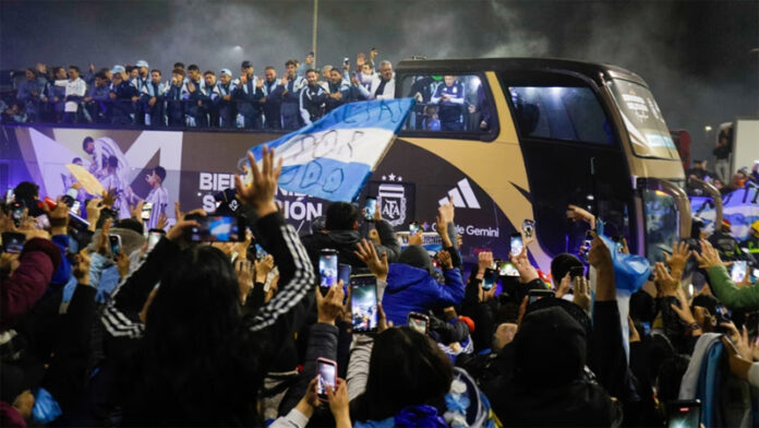 La Selección argentina regresó al país y fue recibida por una multitud en Ezeiza