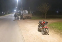 Violento accidente entre un camión y una moto dejó a un joven con riesgo de vida