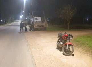 Violento accidente entre un camión y una moto dejó a un joven con riesgo de vida