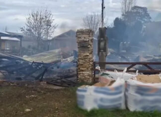 Voraz incendio destruyó seis cabañas de un complejo turístico en Colón