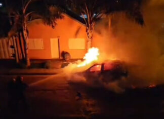 Se incendió un auto en la vía pública y sufrió daños totales