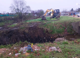 La Municipalidad intensifica la limpieza de desagües ante la crecida del río Uruguay