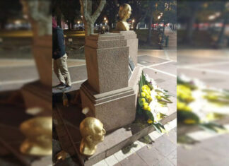 Demoraron a jóvenes por derribar el busto de Juan Domingo Perón en Plaza Ramírez