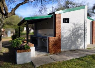Reclaman mantener abiertos los baños del Parque López Jordán