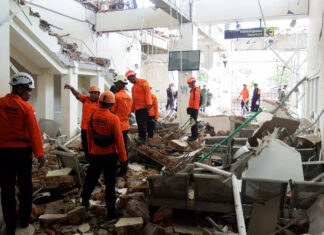 Terremoto de 7,7 en Indonesia dejó al menos 38 muertos