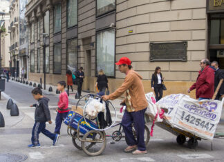 Pobreza infantil: casi cuatro de cada diez chicos no pueden acceder a ropa y calzado