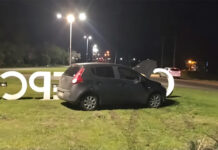Perdió el control y chocó contra el cartel de ingreso a la ciudad