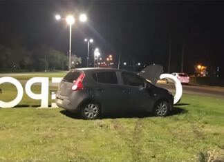 Perdió el control y chocó contra el cartel de ingreso a la ciudad