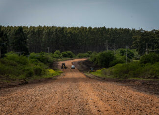 Más brosa y ripio para mejorar caminos rurales