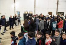 El Club San Roque recibió indumentaria para sus categorías deportivas
