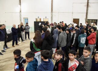 El Club San Roque recibió indumentaria para sus categorías deportivas