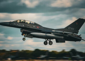 Llegan otros seis F-16 y la Fuerza Aérea amplía su capacidad de combate