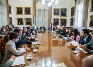 Concursos abiertos y paritarias, entre los temas analizados por el gabinete provincial