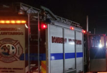 Un llamado al 100 alertó sobre un supuesto incendio de una vivienda en la zona de calle 12 del Norte y Tránsito Pesado. Al arribar al lugar, los bomberos constataron que se trataba de una falsa denuncia. El hecho volvió a generar preocupación por los riesgos que este tipo de bromas implican para los servidores públicos y la comunidad. Una nueva falsa alarma obligó a movilizar este jueves por la noche a Bomberos Voluntarios, luego de que una persona alertara telefónicamente sobre un supuesto incendio de una vivienda. El llamado se registró pasadas las 21 horas a la línea 100, donde se informó sobre un presunto siniestro en inmediaciones de calle 12 del Norte y Tránsito Pesado. Ante la emergencia comunicada, se activó el protocolo habitual y las unidades de Bomberos se dirigieron rápidamente hacia el lugar. Sin embargo, al arribar, el personal constató que no existía ningún incendio ni una situación de emergencia, por lo que se determinó que se trataba de una falsa alarma. El episodio generó nuevamente preocupación entre los integrantes del cuartel, especialmente porque una movilización de estas características implica el desplazamiento de unidades y personal que podrían estar siendo requeridos, en ese mismo momento, para atender una emergencia real. El riesgo de una falsa alarma Más allá del tiempo y los recursos que demanda la salida de los móviles, este tipo de situaciones también puede generar riesgos durante el desplazamiento de los vehículos de emergencia, tanto para los bomberos como para otros conductores y peatones. Además, si mientras las unidades se encuentran atendiendo una falsa denuncia se produce otro siniestro, la disponibilidad de los recursos para responder rápidamente podría verse afectada. El hecho se suma a otros episodios recientes de falsas alertas, entre ellos uno registrado días atrás en la zona de la Autovía, que también había provocado la movilización de los Bomberos Voluntarios sin que finalmente existiera una emergencia. Desde el ámbito bomberil se insiste en la importancia de utilizar responsablemente las líneas de emergencia y evitar llamados falsos, ya que detrás de cada aviso se pone en marcha un operativo que involucra personal, vehículos y equipamiento. Las autoridades recuerdan además que este tipo de conductas pueden generar consecuencias para quienes realizan falsas denuncias. Ante cualquier información que permita identificar a los responsables, se recomienda comunicarla a las autoridades correspondientes y evitar confrontaciones directas.