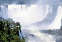 El Iguazú se desbordó y los saltos se convirtieron en enormes paredes de agua