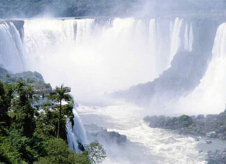 El Iguazú se desbordó y los saltos se convirtieron en enormes paredes de agua