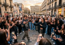 De TikTok a las plazas: qué hay detrás de las “batallas de aura” que ganan espacio entre los jóvenes