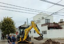 Reparan un caño maestro de agua en calle Artusi
