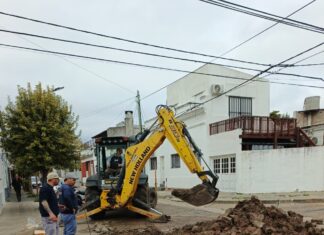 Reparan un caño maestro de agua en calle Artusi
