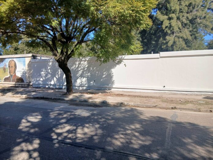 pagina 2 repararon el muro del cementerio
