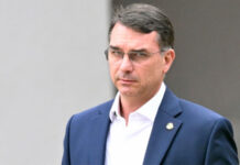 Flávio Bolsonaro se proclamó líder de Brasil