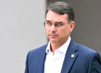 Flávio Bolsonaro se proclamó líder de Brasil