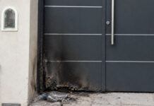 Investigan un principio de incendio en el acceso a un estudio jurídico