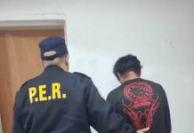 Resistencia a la autoridad. Detuvieron a un hombre que amenazó a policías con dos cuchillos