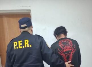 Resistencia a la autoridad. Detuvieron a un hombre que amenazó a policías con dos cuchillos
