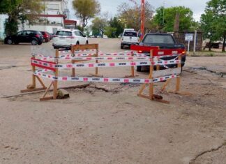 Calles deterioradas. Un hundimiento en avenida Paysandú vuelve a exponer el estado de la zona portuaria