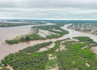 El río Uruguay sigue alto y prevén un descenso lento